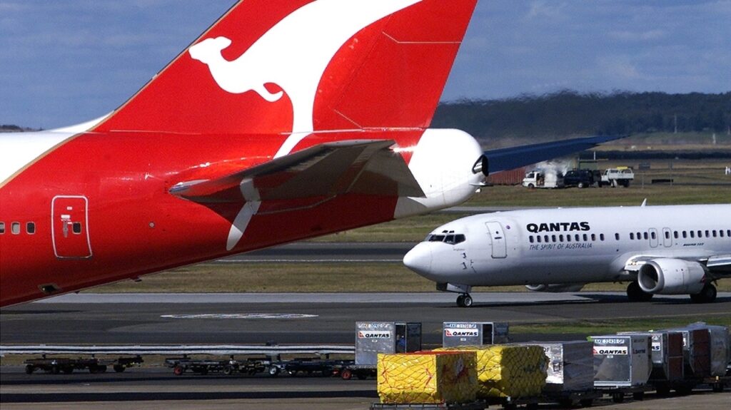 Boeing 737-838: Un avion contraint d'atterrir en urgence après une "panne de moteur"