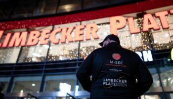 Wurde am Abend wegen eines Blindgänger-Fundes geräumt: Das Einkaufszentrum Limbecker Platz Foto: Fabian Strauch/dpa