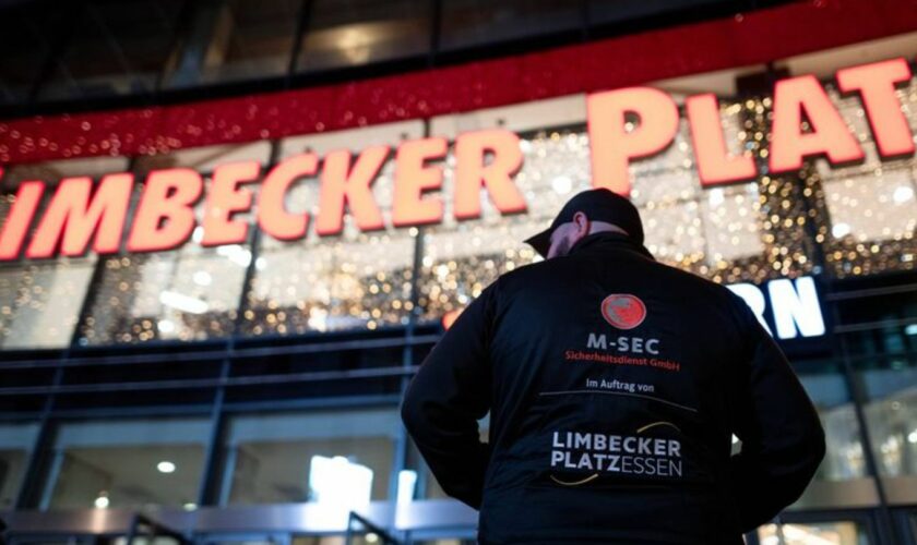 Wurde am Abend wegen eines Blindgänger-Fundes geräumt: Das Einkaufszentrum Limbecker Platz Foto: Fabian Strauch/dpa