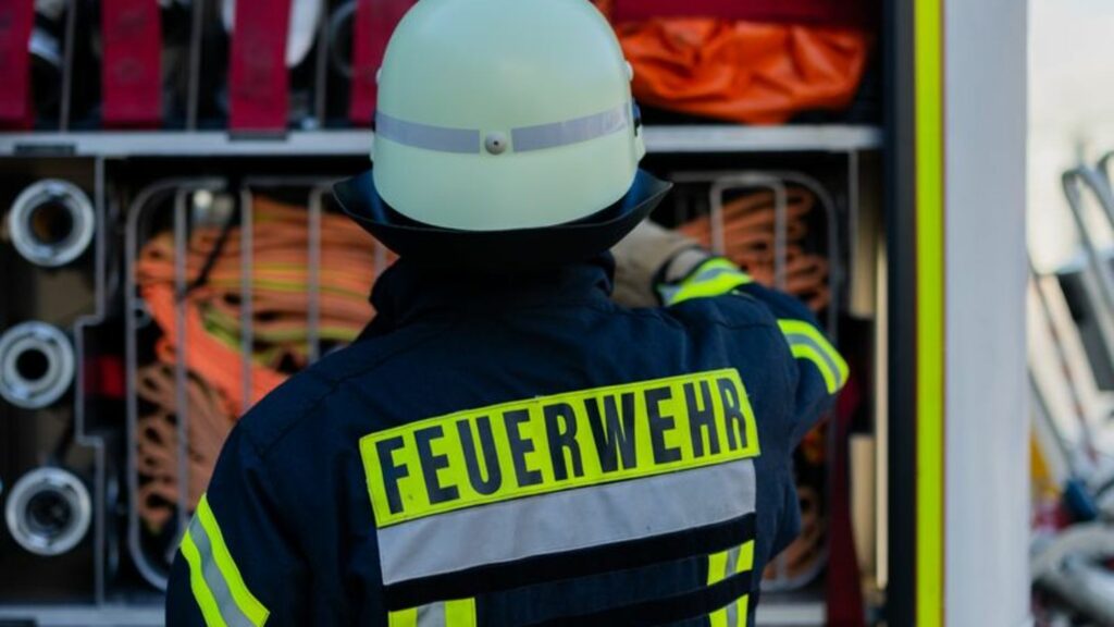 Feuerwehrleute löschen das Feuer. (Symbolbild) Foto: Rolf Vennenbernd/dpa