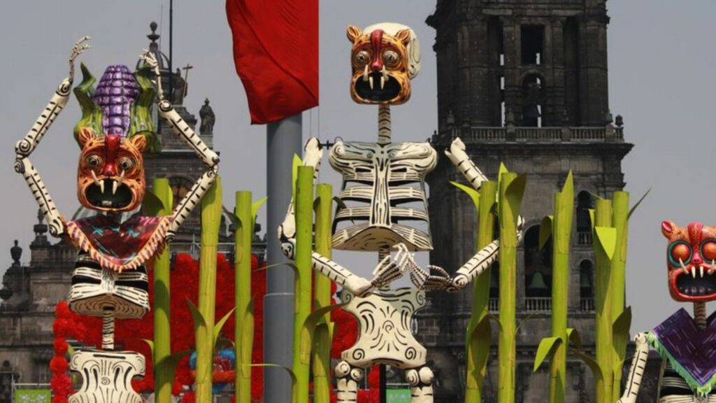 Im zentralen Platz von Mexiko-Stadt sind bis zu zehn Meter hohe Skeletten aus Pappe aufgestellt. Foto: Carlos Santiago/eyepix vi