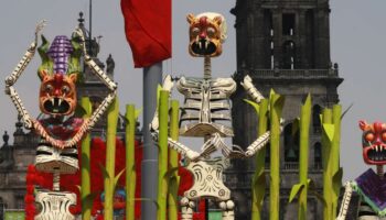 Im zentralen Platz von Mexiko-Stadt sind bis zu zehn Meter hohe Skeletten aus Pappe aufgestellt. Foto: Carlos Santiago/eyepix vi