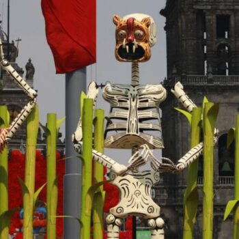 Im zentralen Platz von Mexiko-Stadt sind bis zu zehn Meter hohe Skeletten aus Pappe aufgestellt. Foto: Carlos Santiago/eyepix vi