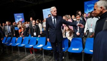 Budget 2025 : Michel Barnier sous pression des macronistes et du patronat pour revoir sa copie