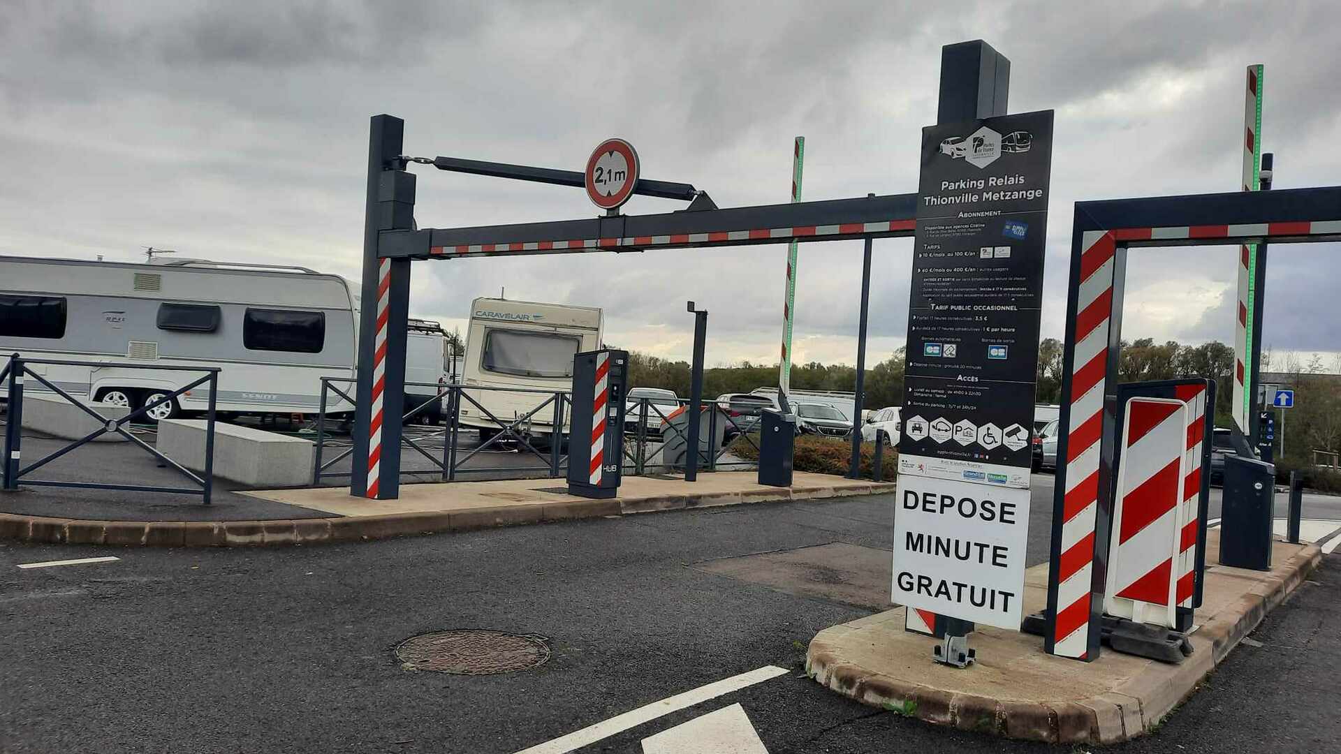 Campement illicite à Thionville: Les gens du voyage occupent le P+R pour frontaliers de Metzange