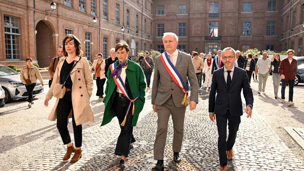 « Ce n’est pas aux communes de payer » : à Toulouse, les maires protestent contre les coupes budgétaires