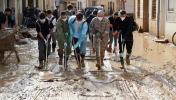 "Ce sont des anges": Les jeunes en première ligne pour aider les sinistrés en Espagne