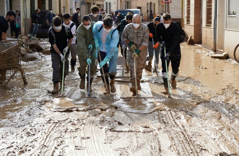 "Ce sont des anges": Les jeunes en première ligne pour aider les sinistrés en Espagne