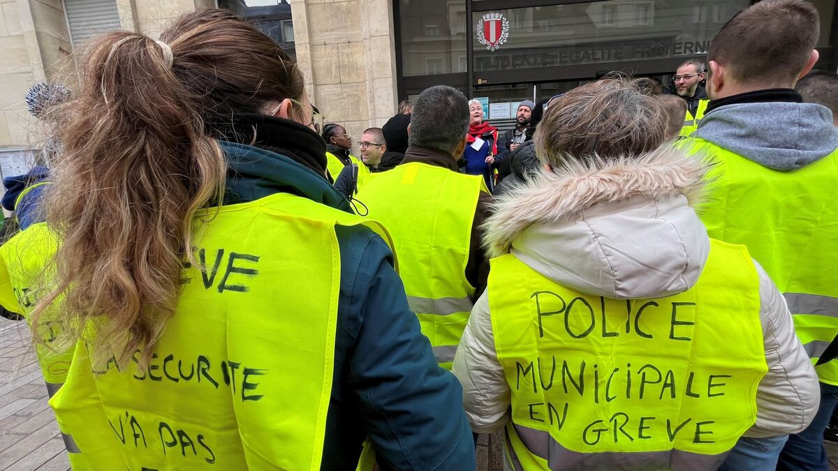 « C’est une grève totale » : à Beauvais, les policiers municipaux crient leur colère devant la mairie