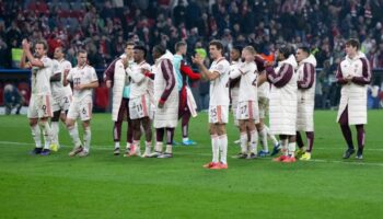 Die Bayern-Profis feierten ihren wichtigen Sieg nur verhalten vor ihren Fans.