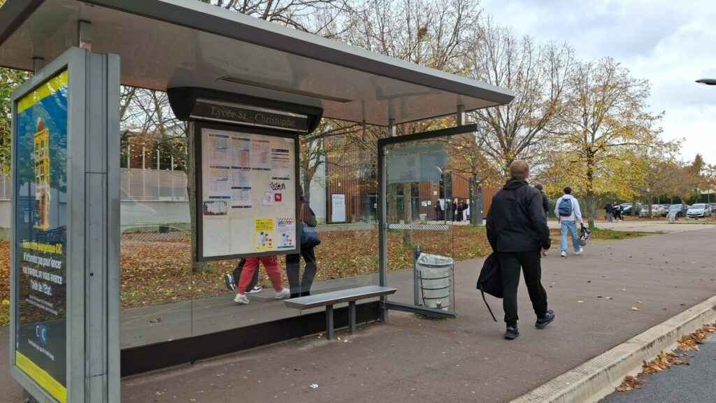 Chaos sur les lignes de bus à Cergy-Pontoise : la grande angoisse des lycéens pénalisés par les retards