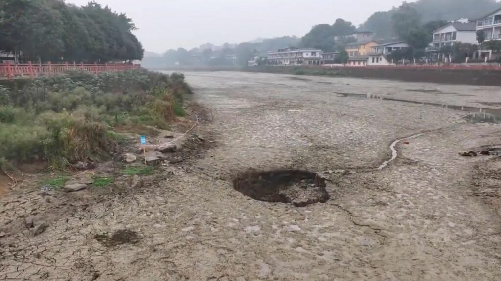 China: Riesiges Erdloch lässt Stausee verschwinden – Behörden stehen vor Rätsel