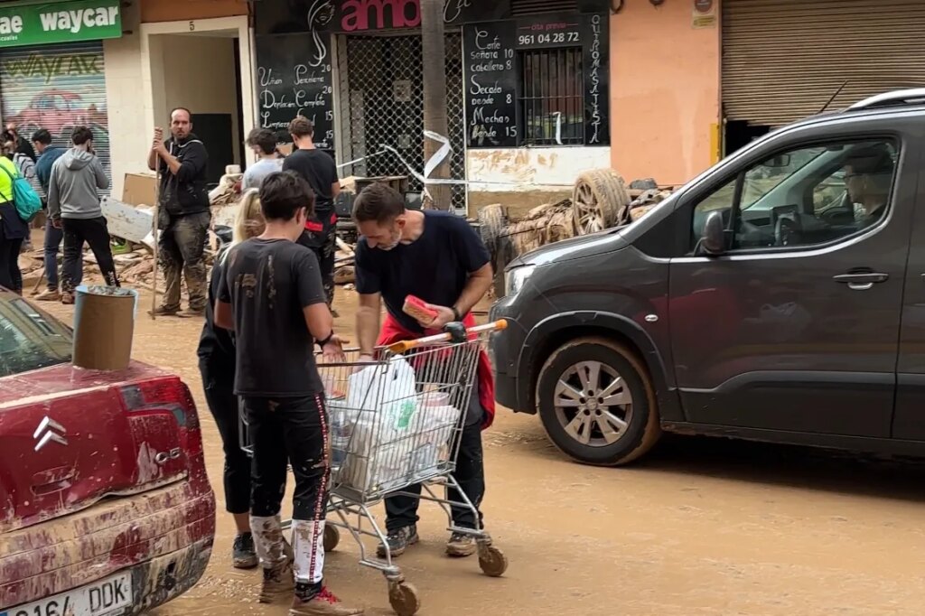 Colegio La Fila, epicentro de la ayuda en Alfafar: "Llevo 72 horas sin dormir"