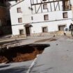 Cortan el paso a peatones por el puente de la carretera CM-215 en la travesía de Landete