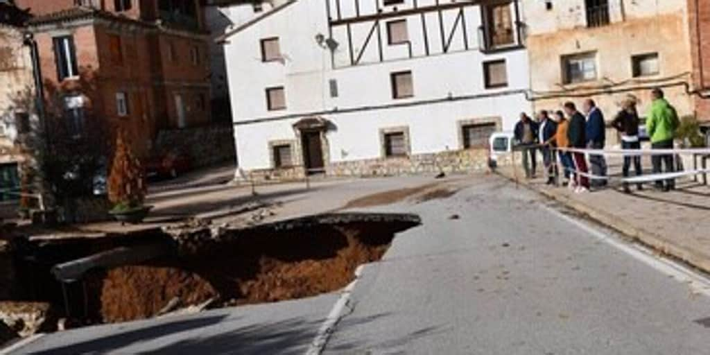 Cortan el paso a peatones por el puente de la carretera CM-215 en la travesía de Landete