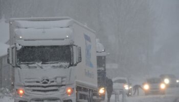 Coupures d’électricité, fortes chutes de neige… La tempête Caetano traverse la France vers l’est