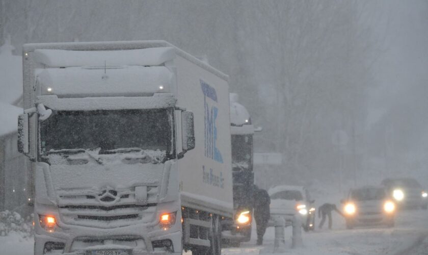 Coupures d’électricité, fortes chutes de neige… La tempête Caetano traverse la France vers l’est