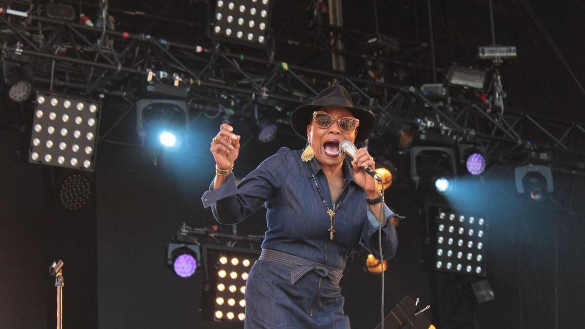 Courbevoie : le concert de Dee Dee Bridgewater interrompu… à cause d’un keffieh sur la scène