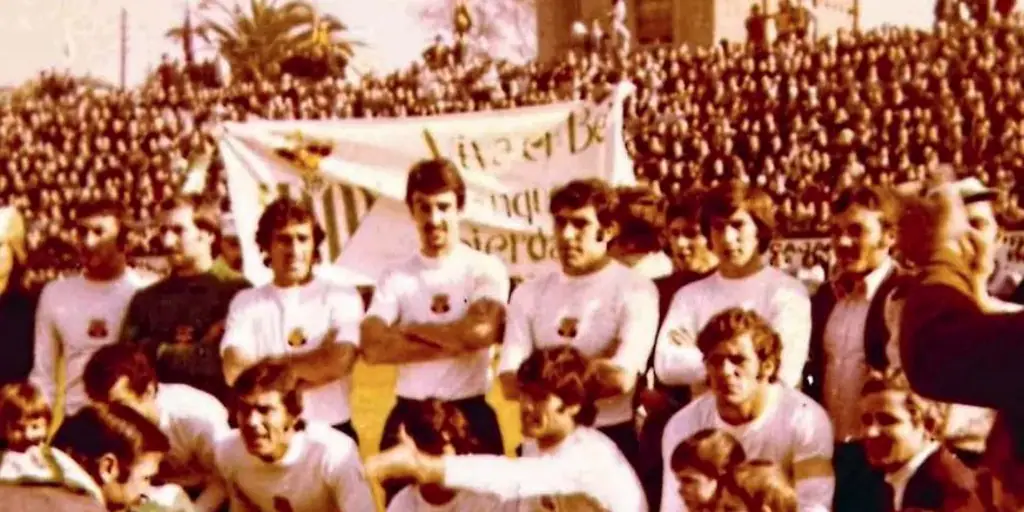 Cuando el Betis jugó de blanco hace 50 años en el campo del Sant Andreu