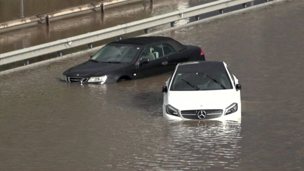 "Danger extrême": Des pluies torrentielles tombent sur Barcelone, l'aéroport est sous l'eau