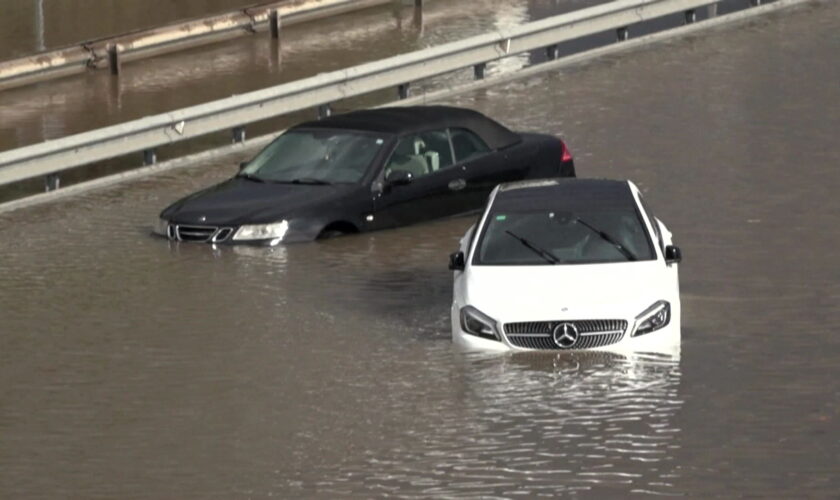 "Danger extrême": Des pluies torrentielles tombent sur Barcelone, l'aéroport est sous l'eau