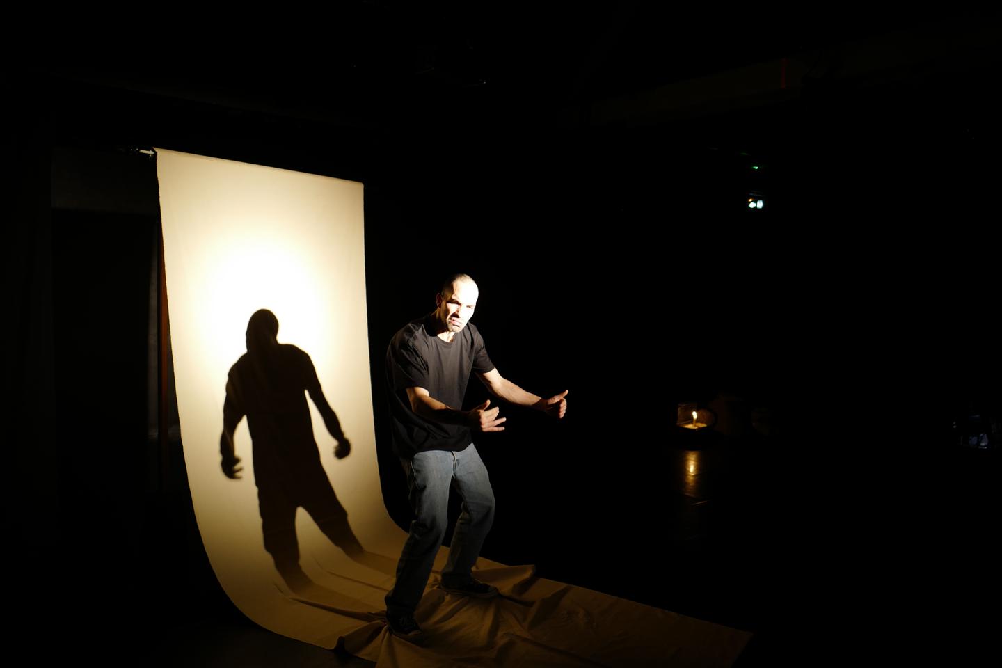 Dans « Je ne suis pas arabe », au théâtre La Reine blanche, Elie Boissière plonge dans les méandres de la mémoire familiale