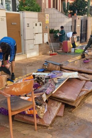 Dans la région de Valence, on tente de relever la tête après les inondations : « Des gens vont et viennent, comme des zombies »