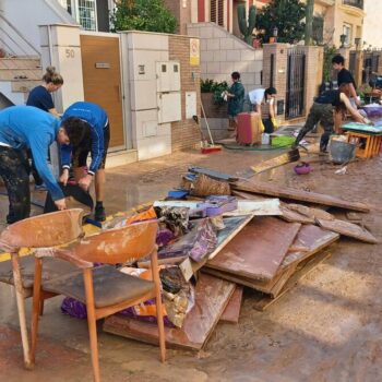 Dans la région de Valence, on tente de relever la tête après les inondations : « Des gens vont et viennent, comme des zombies »