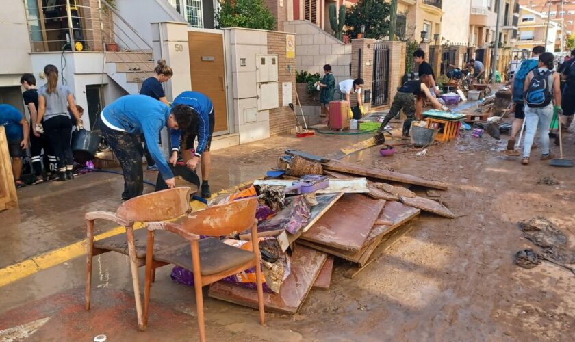 Dans la région de Valence, on tente de relever la tête après les inondations : « Des gens vont et viennent, comme des zombies »