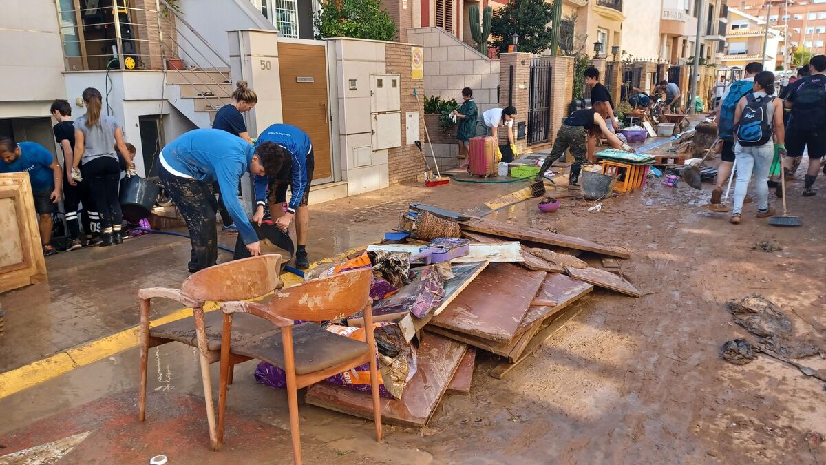 Dans la région de Valence, on tente de relever la tête après les inondations : « Des gens vont et viennent, comme des zombies »