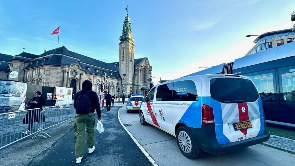 Dans le tram et à la gare: La police emmène trois agitateurs