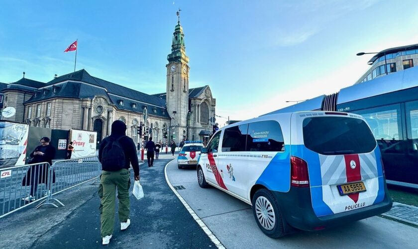 Dans le tram et à la gare: La police emmène trois agitateurs