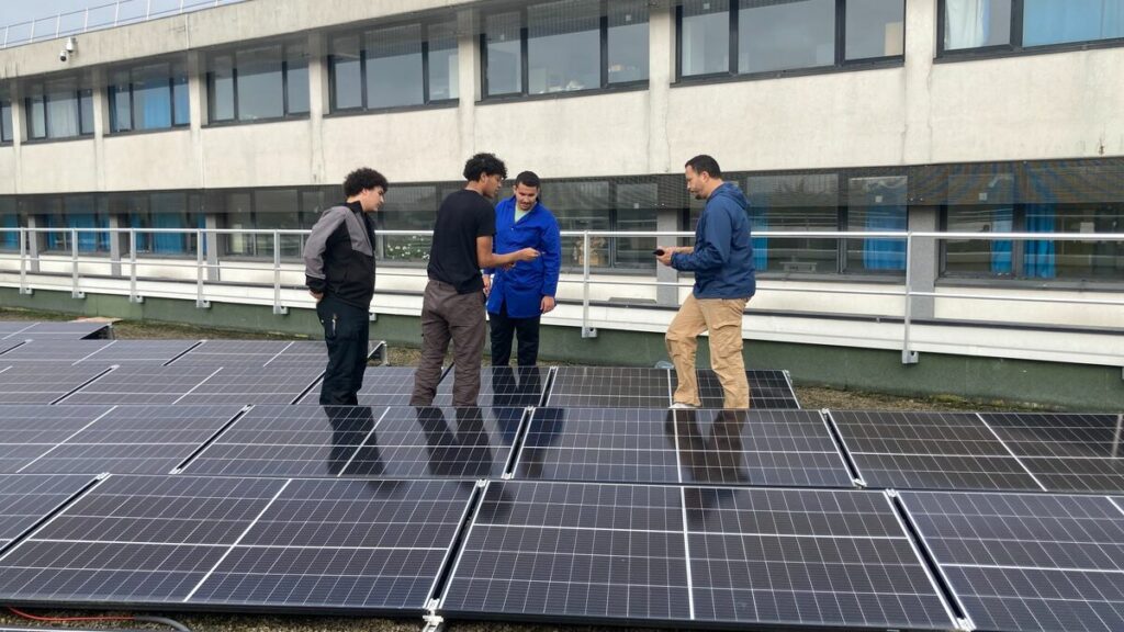 Dans un lycée de Sarcelles, des panneaux solaires conçus et installés par les élèves