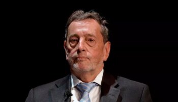 David Blunkett falls into Tube station gap as blind ex-Home Secretary in 'enormous pain'