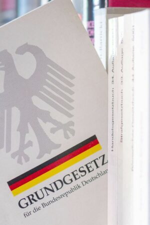 Trotz Überlastung vieler Kommunen und politischem Gegenwind will die SPD in Nordrhein-Westfalen am Asylrecht nicht rütteln. (Ill