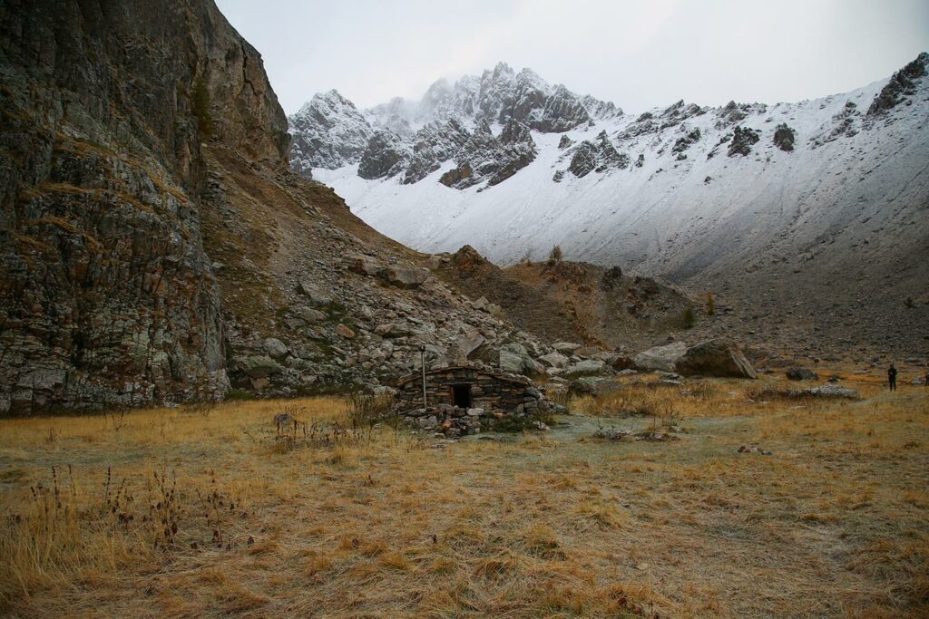 Des cabanes perdues au-dessus des nuages