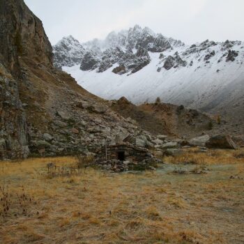 Des cabanes perdues au-dessus des nuages