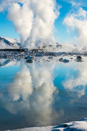 Des images spectaculaires du célèbre Blue Lagoon islandais envahi par la lave volcanique