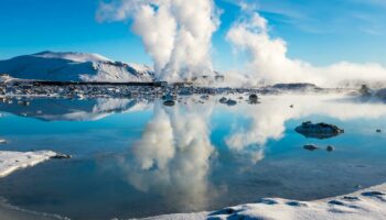 Des images spectaculaires du célèbre Blue Lagoon islandais envahi par la lave volcanique