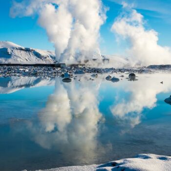 Des images spectaculaires du célèbre Blue Lagoon islandais envahi par la lave volcanique