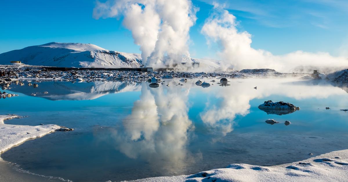 Des images spectaculaires du célèbre Blue Lagoon islandais envahi par la lave volcanique