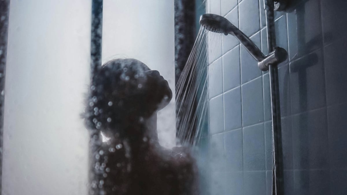 Des médecins se prononcent sur la question du pipi sous la douche