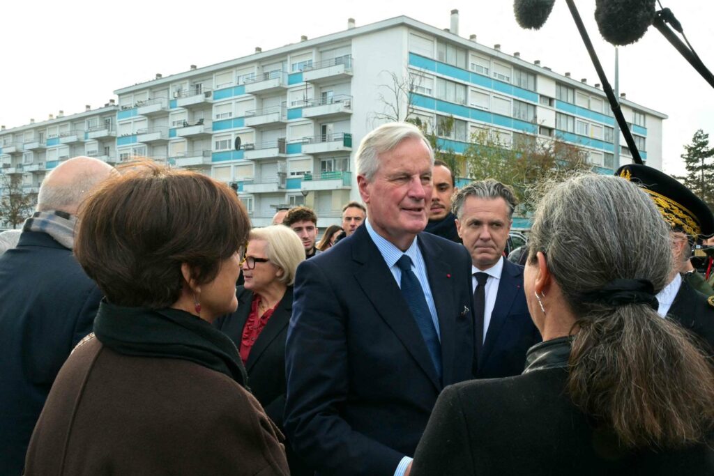 Devant les présidents des conseils départementaux, Michel Barnier fait des concessions sur les économies exigées et se dit ouvert à revenir sur le cumul des mandats