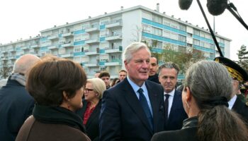 Devant les présidents des conseils départementaux, Michel Barnier fait des concessions sur les économies exigées et se dit ouvert à revenir sur le cumul des mandats