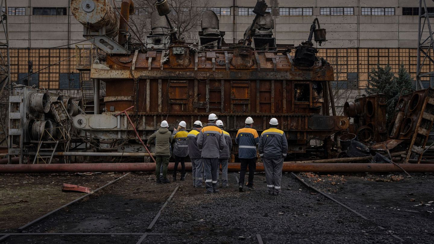 Russland nimmt erneut die ukrainische Stromversorgung ins Visier. (Archivbild) Foto: Evgeniy Maloletka/AP/dpa