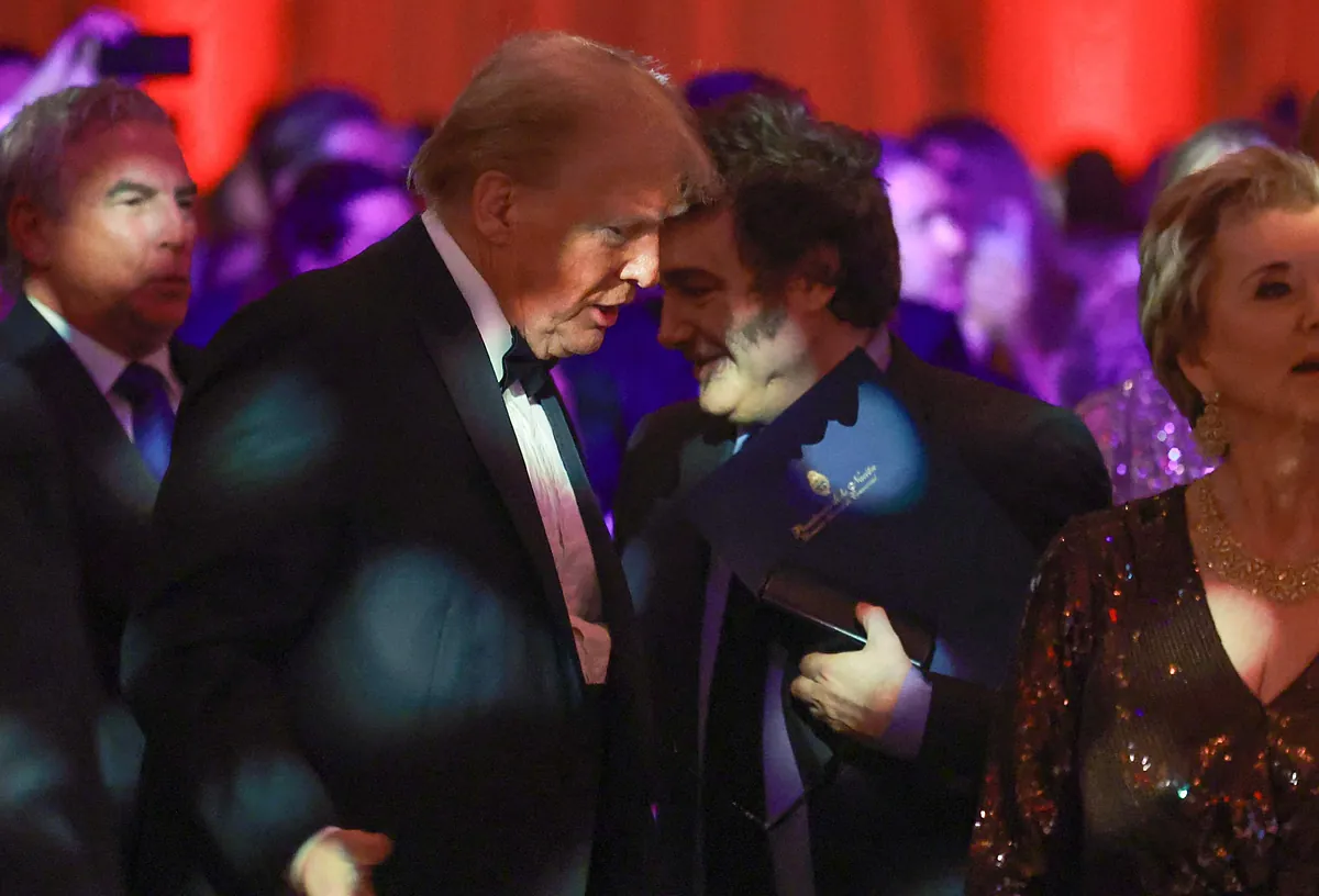 Donald Trump y Javier Milei se elogian mutuamente en una gala de un foro de conservadores en Mar-a-Lago