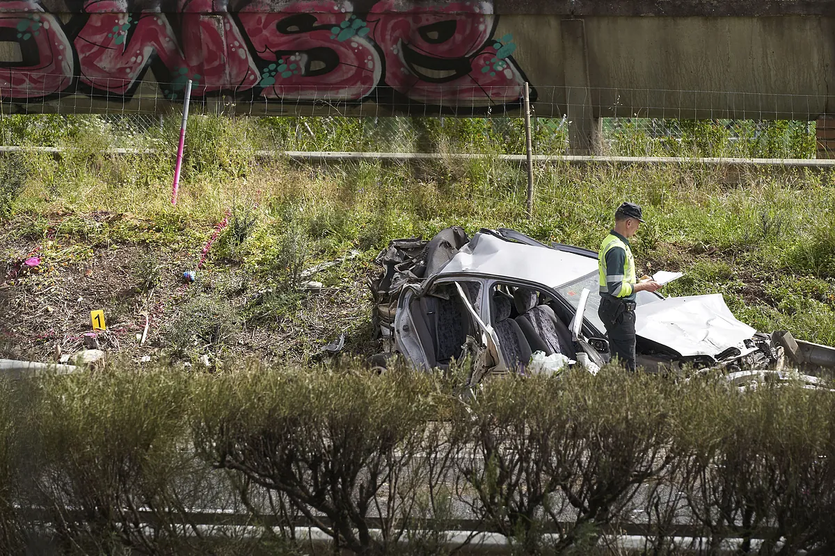 Dos fallecidos y cinco heridos en un accidente múltiple en la A-66 en la provincia de Sevilla por un coche en dirección contraria