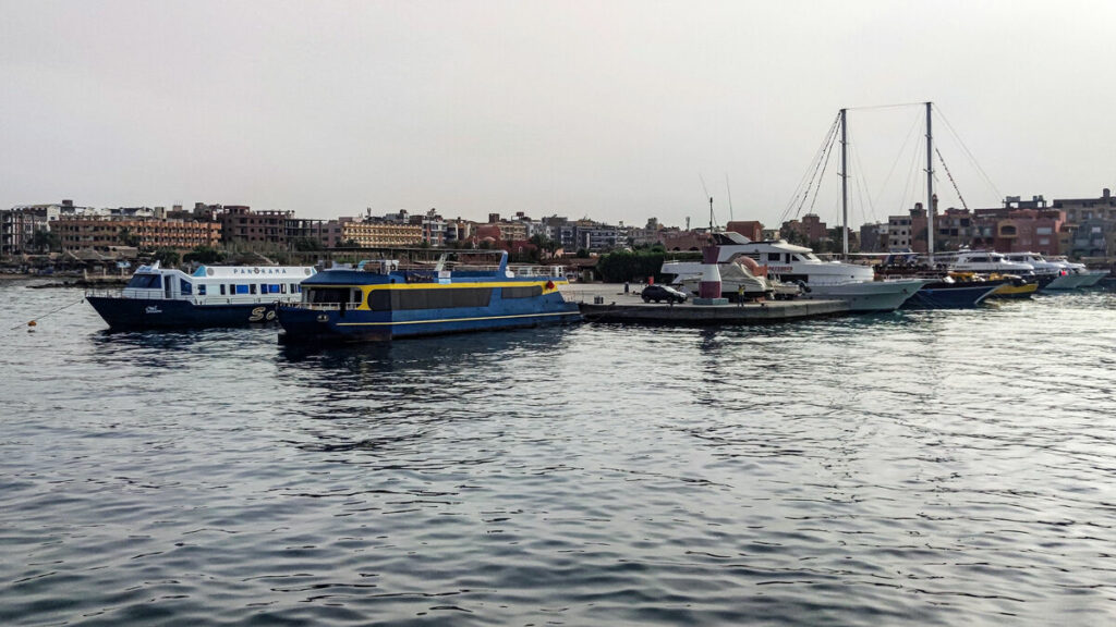 Égypte : un bateau touristique fait naufrage en mer Rouge, 17 passagers toujours disparus