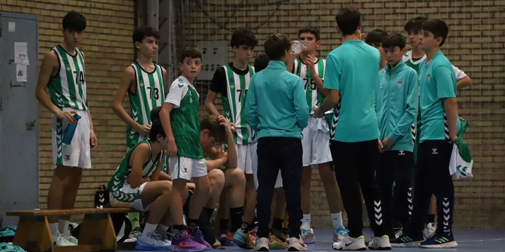 El Betis Baloncesto busca un nuevo hogar para su cantera tras el cierre por obras del pabellón de Pino Montano