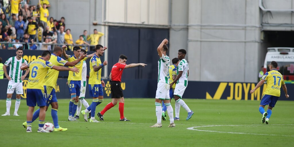 El Córdoba CF se enfada con el VAR: «Me van a tener que explicar las decisiones»